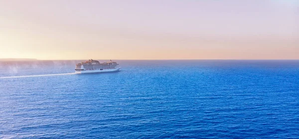 Cruiseschip in blauwe zee. Foto vanuit de lucht — Stockfoto