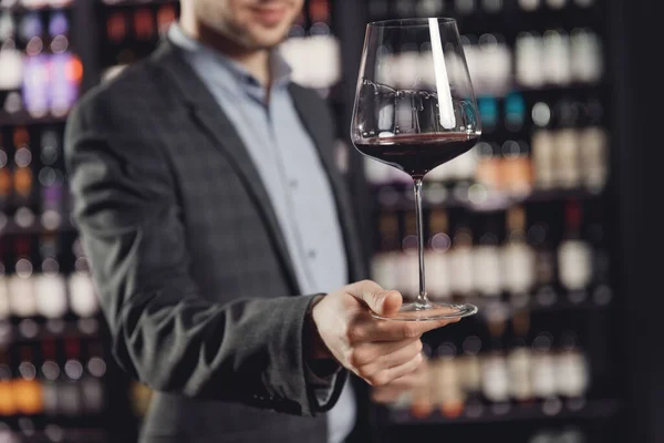 Servitör serverar glas rött vin i restaurang, mörk bakgrund — Stockfoto