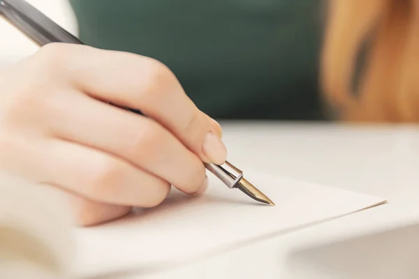 Ручная девочка с перьевой ручкой заполняет резюме университета — стоковое фото