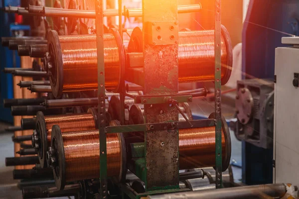 Виробництво мідного дроту, бронзового кабелю в барабанах на заводі — стокове фото