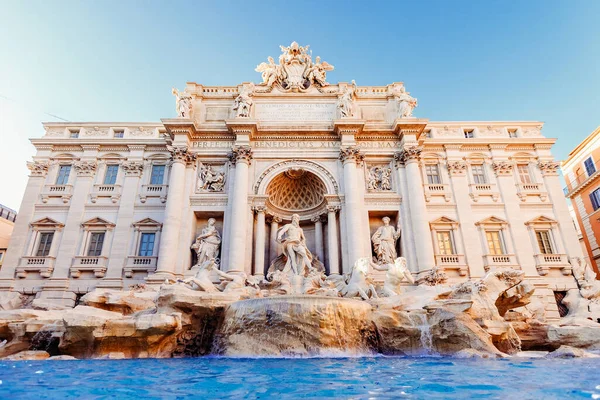 Fontana de Trevi puesta del sol arquitectura barroca y punto de referencia Roma Italia —  Fotos de Stock