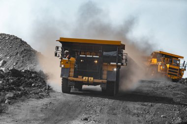 Açık maden endüstrisi. Kömür için sarı maden kamyonu kazıcı yüklerine taşınıyor