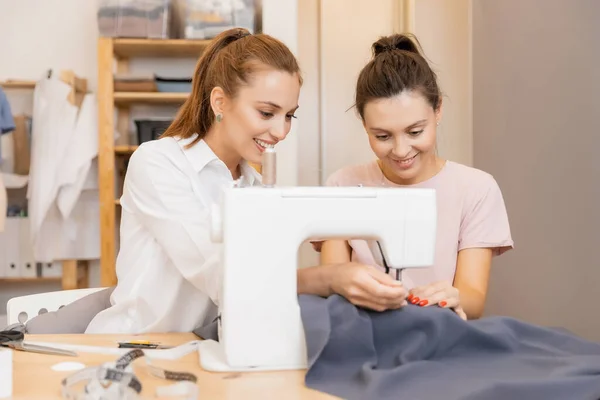 Moda designers roupas jovens meninas discutir cor e forma, vestido estilo de costura — Fotografia de Stock