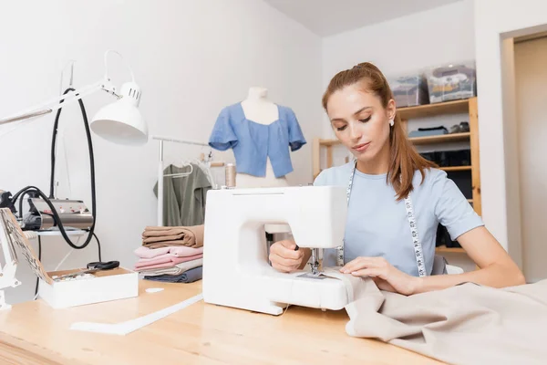 新しいファッショナブルな服を仕立て、職場を縫うと幸せな女性のシームレスストレステーラーメイド作品 — ストック写真