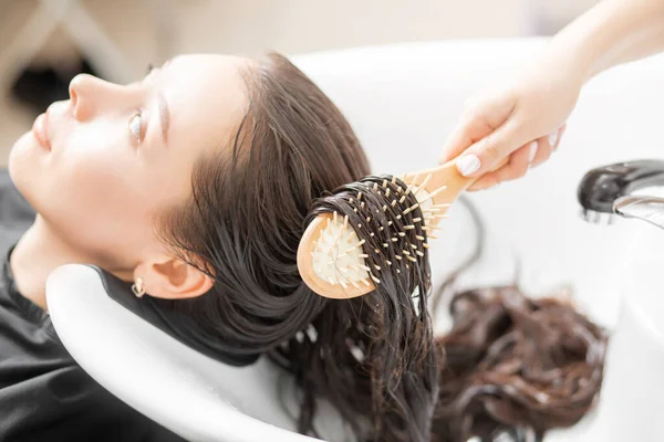 Master aplica queratina al cabello usando peine de masaje. Champú con limpieza profunda especial en el salón de belleza —  Fotos de Stock