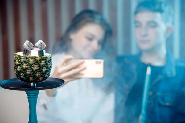 Heiße Kohlen Wasserpfeife in Ananas-Schale zum Rauchen von Shisha traditionellen türkischen Feiertag — Stockfoto