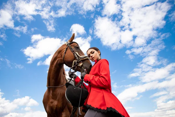 Photo de mode Sport équestre Femme jockey avec cheval brun, en plein air — Photo