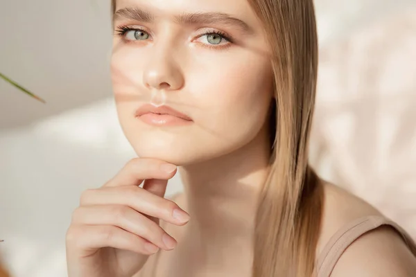Belleza moda piel clara chica joven con pelo rubio aislado sobre fondo beige — Foto de Stock