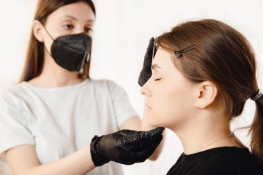 Kaş düzeltme ustası kadınlarda kaş kıllarının tüy dökülmesi