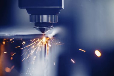 Lazer CNC, metali ışık kıvılcımıyla kesiyor, modern endüstriyel teknoloji. Mavi renk çelik aracı