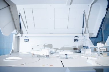 Otomatik robot manipülatör mikrobiyolog kan örneklerini analiz ediyor. Aşı araştırması kavramı Coronavirus 2019-nCoV