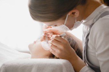 Kirpik uzatma prosedürü. Üstad cımbız sahte uzun kirpikleri güzel bayan gözleri