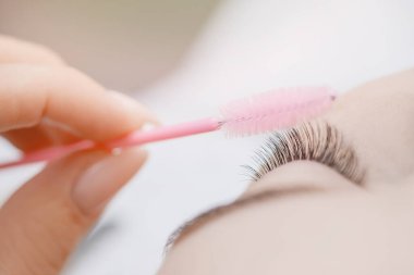 Kirpik uzatma prosedürü. Kadın taraklar sahte kirpikler