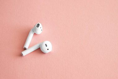 Beyaz kulaklıklar, kablosuz kulaklıklar, Pembe arkaplan kopyala