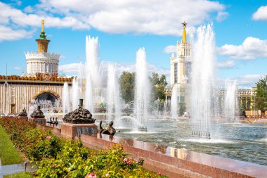 Moskova, Rusya - 29 Temmuz 2019: VDNH güneşli yaz gününde çeşme ve park, popüler turizm merkezi