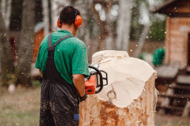 Oduncunun yakın çekimi elektrikli testere ağacı gibidir.