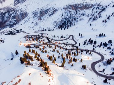 Sonbahar Dolomitleri panorama fotoğrafı, gün batımı Trentino Alto Adige dağ geçidi, İtalya. Hava görünümü