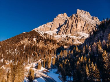 Dolomites dağlarında gündoğumu Güney Tyrol, İtalya. Havadan üst görünüm