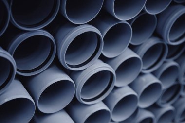 Su için PVC plastik inşaat boruları tezgahta sergileniyor