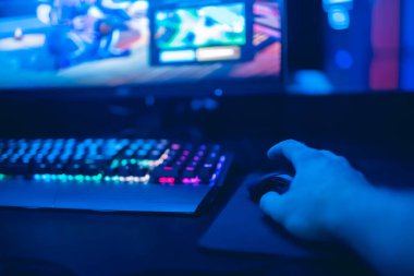 Siber spor işyeri, kulaklıklar ve monitörlü oyun klavyesi. Mavi renkli esport