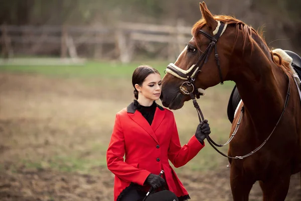 Belle femme jockey cavalier avec cheval brun à l'extérieur — Photo