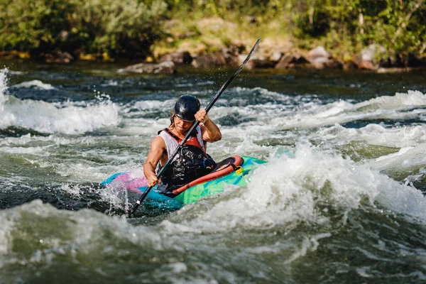 El tipo en bote de kayak supera el umbral del río de montaña, agua hirviendo. Concepto de rafting — Foto de Stock