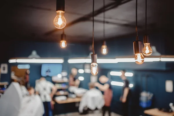 Unscharfer Hintergrund Barbershop. Friseur und Friseur, Friseursalon für Männer — Stockfoto