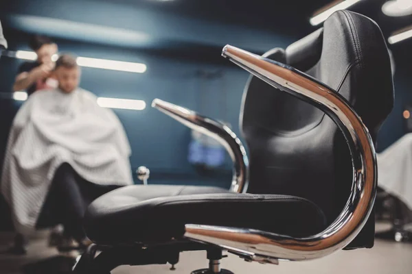 Wazige achtergrond Barbershop. kapper en kapsalon, kapperszaak voor mannen — Stockfoto