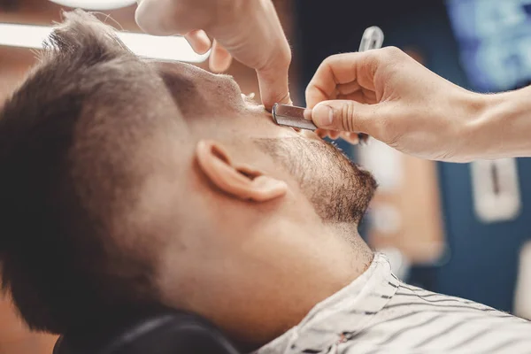 Мужчина хипстер с парикмахерской бритья бритвы лезвия парикмахерская — стоковое фото