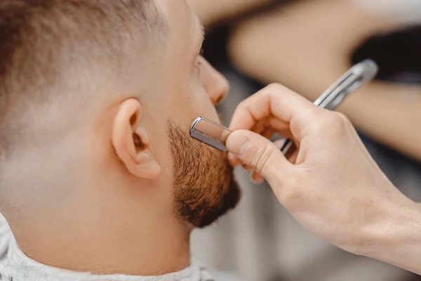 Hombre hipster tener peluquero afeitado barbería máquina de pelo — Foto de Stock