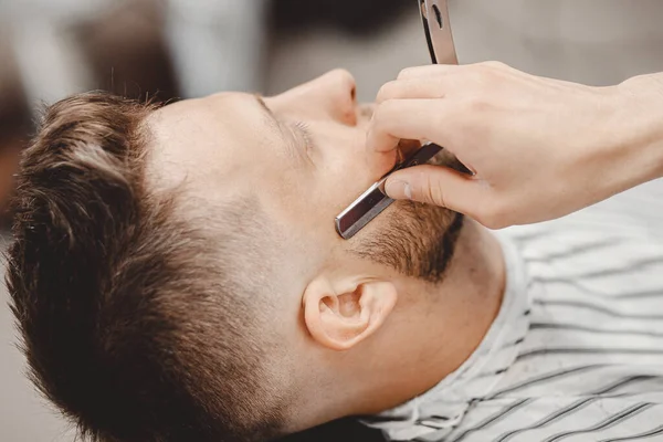 Barba barbiere styling e processo di taglio. Barbiere uomo — Foto Stock