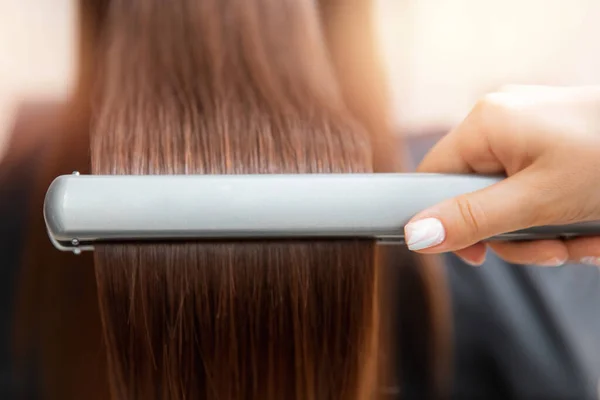 Recuperação de queratina cabelo profissional ferramenta de ferro ultra-sônico e pilha de tratamento de proteína no estilista salão — Fotografia de Stock