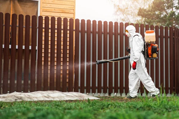 Desinfección parcela de jardín público por servicio de limpieza, tratamiento de superficie de coronavirus Prevención de infecciones y control de epidemias —  Fotos de Stock