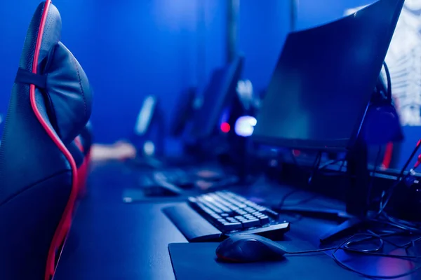Professionelle Gamer Café-Raum mit leistungsstarken PC-Spiel Stuhl blaue Farbe. Konzept Cybersport Arena — Stockfoto