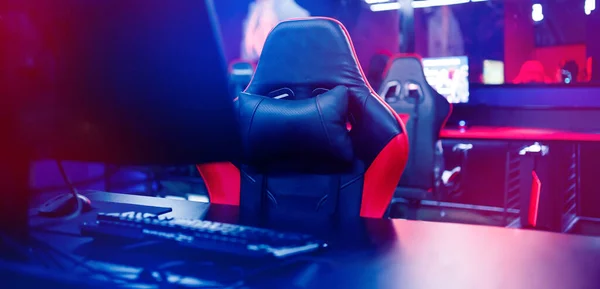 Professional cyber video gamer studio room with personal computer armchair, keyboard for stream in neon color blur background. Soft focus — Stock Photo, Image