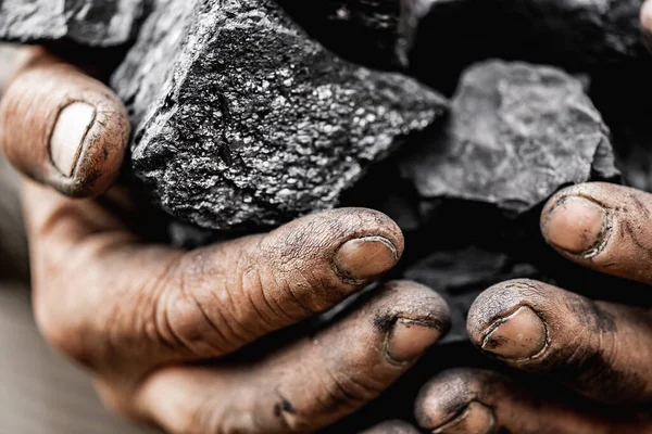 석탄광의 화석을 들고 있는 좀 더 더러운 손 — 스톡 사진