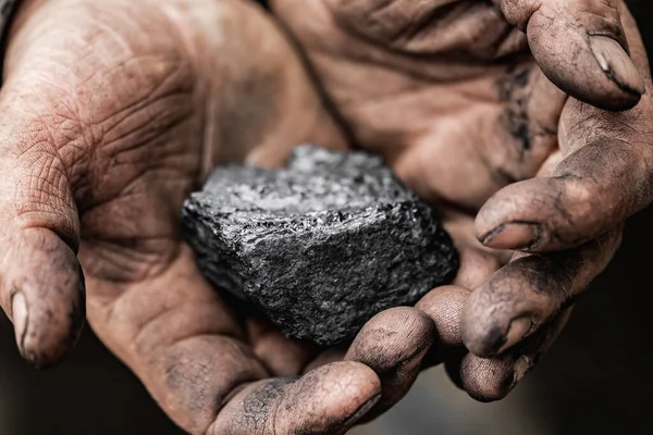 閉山鉱夫は石炭パームを保有している。コンセプトマイニング,トップビュー — ストック写真