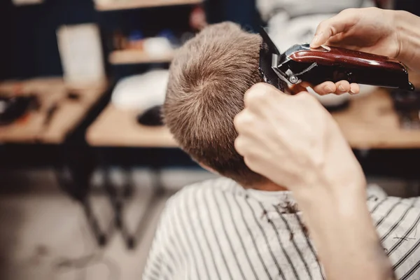 Close-up master Barber fa acconciatura e styling capelli a ragazzo — Foto Stock