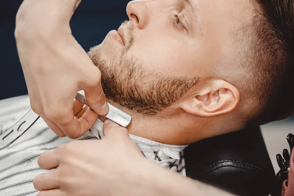 Barber proces scheren scheermes bebaarde hipster man in kapperszaak — Stockfoto