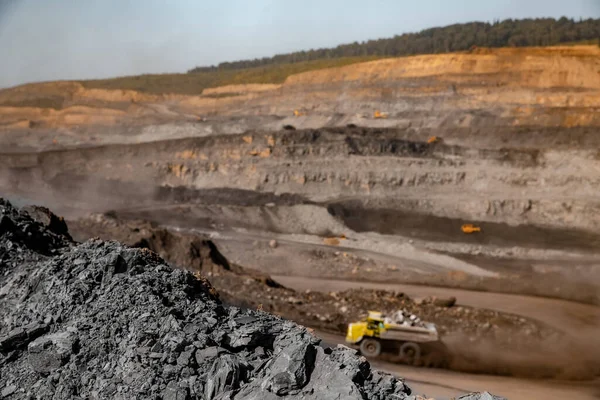 Fotografía panorámica de la industria minera a cielo abierto del coche de flujo de trabajo — Foto de Stock