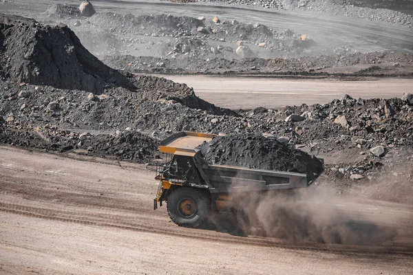 거대 한 노란색 광산 트럭 석탄 수송. 광산을 개척하는 일 — 스톡 사진