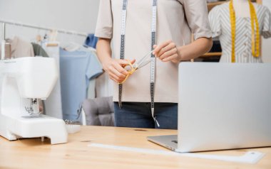 Terzi kadın terzisi moda tasarımcısı dizüstü bilgisayar, dikiş makinesi, manken