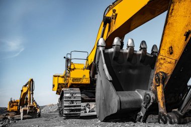 İnşaat açık maden sahasında çalışan bir grup sarı kazıcı
