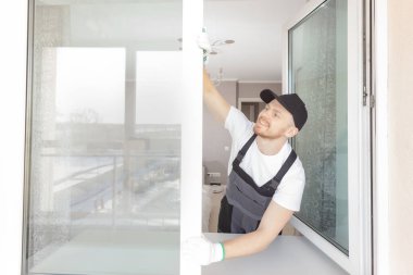 İşçi plastik pencere ve kapıları çift camlı beyazla donatıyor