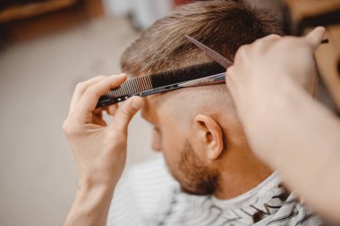 Yakın plan Barber, saç stili ve saç stili yapıyor.