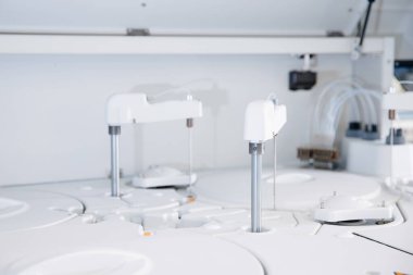 Otomatik robot mikrobiyolog virüsler için kan örneklerini analiz ediyor. Aşı araştırması kavramı Coronavirus 2019-nCoV