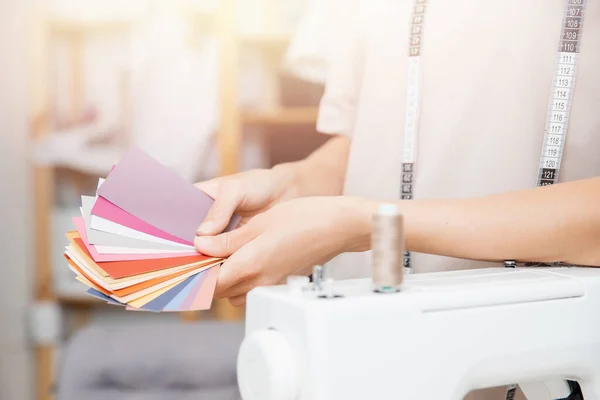 Scegliendo l'ombra di tessuto per cucire vestiti, la stilista di moda donna è determinata con colore di vestito — Foto Stock