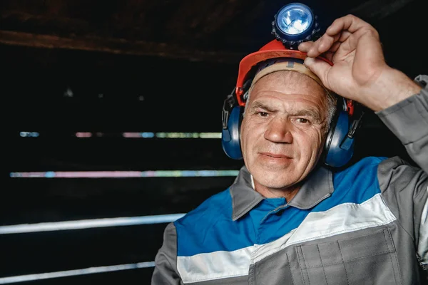 Portret mijnwerker kolenman in helm met lantaarn in ondergrondse mijn. Concept industrieel ingenieur — Stockfoto