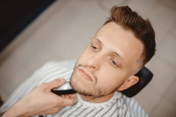 Hipster client man op bezoek in kapper winkel scheerbaard — Stockfoto