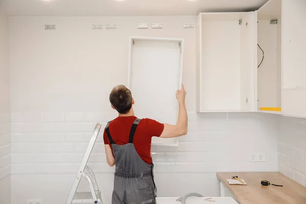 Einbau der Küche, Montage der Möbel, weiße geschnitzte Schrankfront — Stockfoto